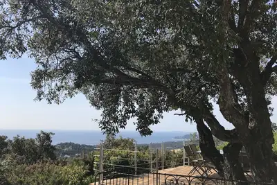 Image de Maison vue mer panoramique avec piscine et grande terrasse bois