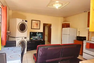 Image de Stewart Guest House - Trincity, aéroport, laveuse, sécheuse, films, télévision premium