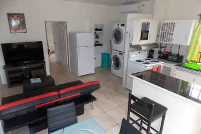 Image de Stewart Hotel Apt - Trincity, aéroport, laveuse, sécheuse, bureau, cinéma, télévision premium