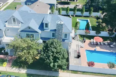 Image de Maison de vacances familiale moderne avec piscine à proximité de la plage et de la ville