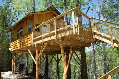 Image de Cabane de luxe construite par The Treehouse Guys du salon Diy