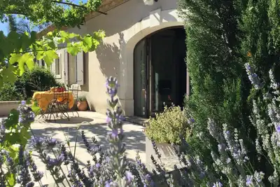 Image de Maison indépendante piscine privée sécurisée grand jardin arboré au calme