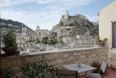 Image de Maison patrimoniale magnifiquement restaurée avec une vue panoramique de Modica Bassa.