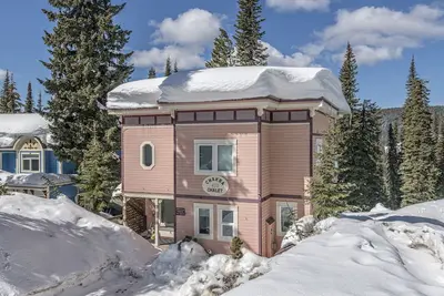 Image de Chalet Slopeside 5 chambres / 4 salles de bains comprenant une suite privée. 16 couchages!