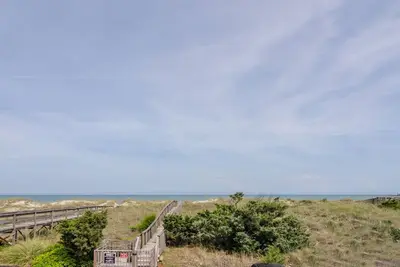 Image de Récemment rénové condo en bord de mer avec accès à la plage privée!