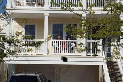 Image de Cozy North End 3br Unit - Moins de 1. 5 pâtés de maisons à la plage!