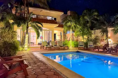 Image de Spacieuse maison de style Hacienda avec immense jardin et piscine disponible en septembre 2019