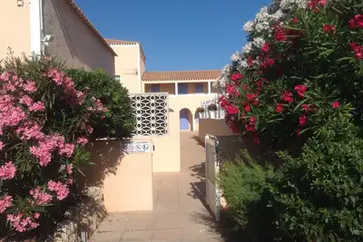 Image de maison 4 personnes avec terrasse close 10 mn de la plage Ă pied