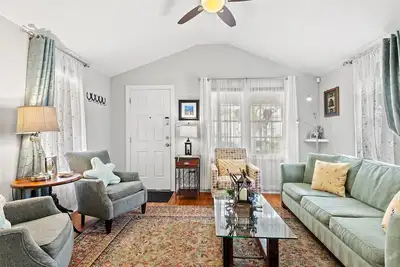 Image de Belle maison de style cottage sur Charlton Street au centre-ville de Savannah