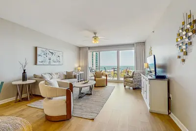 Image de Condo de plage de grande hauteur avec vue sur l'eau et piscine - à proximité des sites locaux!