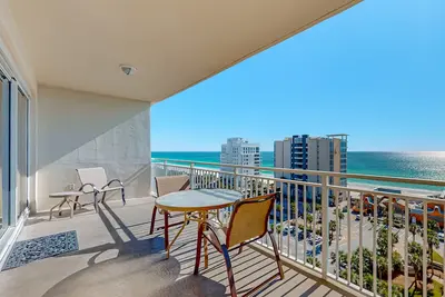 Image de Condo de luxe avec vue sur le golfe, balcon privé - salle de fitness partagée et espace barbecue!
