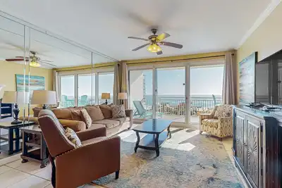 Image de Condo accueillant et élégant avec balcon privé, piscine partagée, grill et centre de fitness!