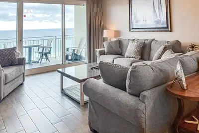 Image de Condo sur la plage avec balcon privé, vue sur le golfe et salle de conditionnement physique