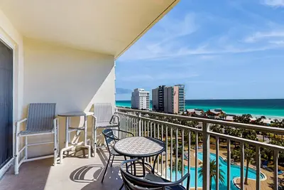 Image de Condo élégant avec vue sur l'eau, balcon privé, centre de fitness partagé et grillades!