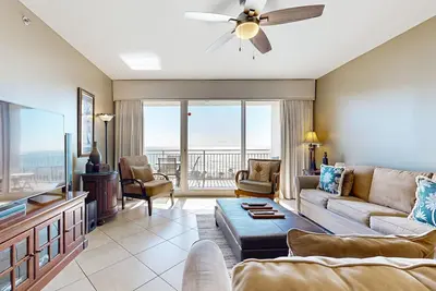 Image de Condo lumineux et élégant avec piscine partagée, centre de fitness, espace barbecue - vue sur l'eau!