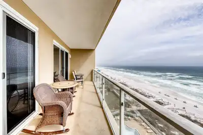 Image de Condo élégamment aménagé à la plage avec vue sur le golfe et une piscine partagée!