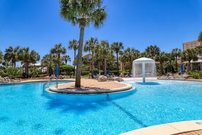 Image de Magnifique condo front de mer w \/ équipements partagés sur place et balcon privé!