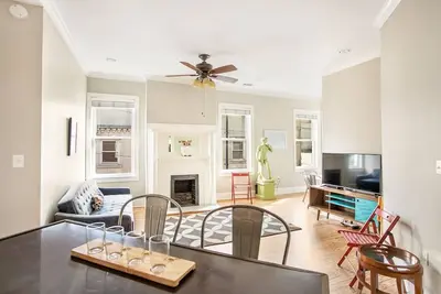 Image de Restez avec Lucky Savannah: Loft lumineux au milieu de la vie nocturne pouvant accueillir jusqu'Ă 9 personnes!