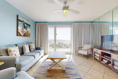 Image de Condo moderne donnant sur le golfe - gym, accès à la piscine et à la plage!