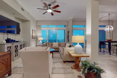 Image de Spacieux condo penthouse et balcon privé, piscine / fitness partagés, accès à la plage!