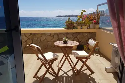 Image de Grand studio lumineux avec terrasse sur la plage vue mer et ville