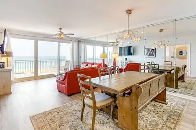 Image de Condo éclectique avec vue sur le golfe - piscine, salle de sport et grand balcon meublé!