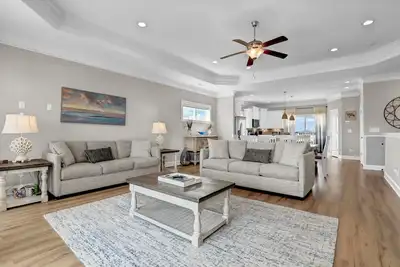 Image de Oceanfront avec des vues sonores spectaculaires. Cette nouvelle construction est un must!