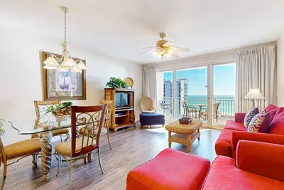 Image de Condo côtier ensoleillé avec vue sur l'eau / la piscine - accès à la plage et centre de fitness!