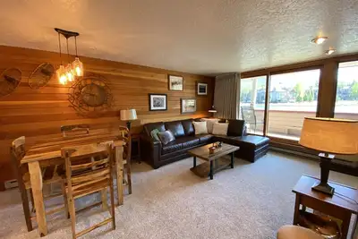 Image de Pont privé surdimensionné de 1 bd sur le lac Keystone! Activités d'été au lac