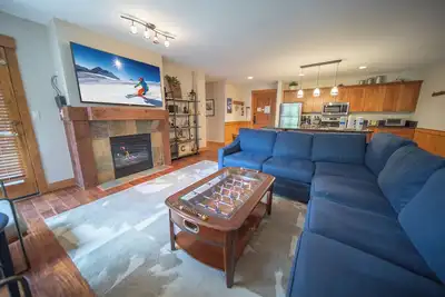 Image de Situé dans le bâtiment le plus familial de River Run, ce magnifique 3 chambres, 3 salles de bains a tout pour plaire! Laveuse / sécheuse, vues, télé à écran plat, même un baby-foot! Votre famille ne sera pas déçue!
