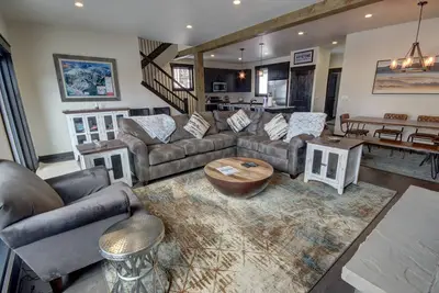 Image de Nouvelle maison en rangée avec bain à remous privé, garage pour 2 voitures, blanchisserie. Grande intimité!