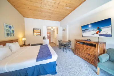 Image de Grand studio condo, soit juste une navette rapide ou une promenade plus longue à River Run Village. Ce studio peut accueillir 5 personnes avec un lit king-size, un canapé-lit et une couchette simple. Profitez de la piscine intérieure et du bain à remou.