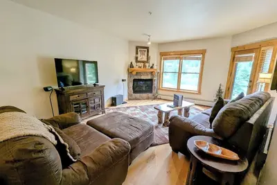 Image de Tenderfoot Lodge 2613 est un condo de 2 chambres à coucher récemment mis à jour avec des planchers de bois franc et des comptoirs en granit.
