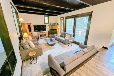 Image de Le bon endroit pour un grand groupe, ce lotissement est situé à North Keystone, isolé et club-house avec piscine extérieure et bain à remous intérieur!
