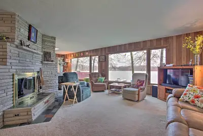 Image de Nouveau! Great Bear Lake Home avec quai privé, foyer
