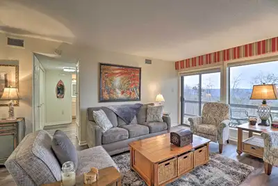 Image de Nouveau! Condo avec balcon à Fairfield Bay près de Marina