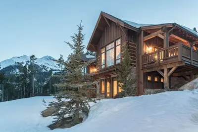 Image de Ski-in, condo de ski avec vue sur la montagne et bain à remous privé