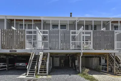 Image de ACTIVITÉS Gratuites! ! Charmant townhome multi-niveaux Direct Beach Front avec une vue infinie sur l'océan et la plage comprend 3 chambres, 2. 5 salles de bains.