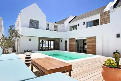 Image de Cette luxueuse villa située directement sur la plage de Britannia Bay constitue une évasion idéale.