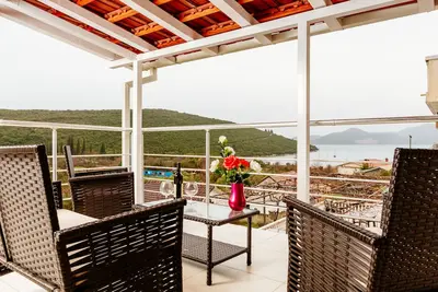 Image de Appartement exclusif de 3 chambres en duplex avec vue sur la mer et donnant sur la baie de Bigova