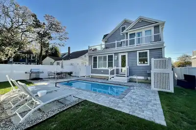 Image de Nouvelle construction au centre-ville de Rehoboth avec piscine privée!