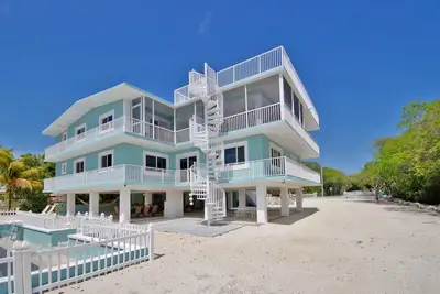 Image de Superbe trois niveaux Maison sur Main Key Largo Canal avec une piscine et un toit terrasse