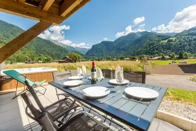 Image de Luxueux appartement de 3 chambres avec bain à remous et terrasse dans un endroit envieux