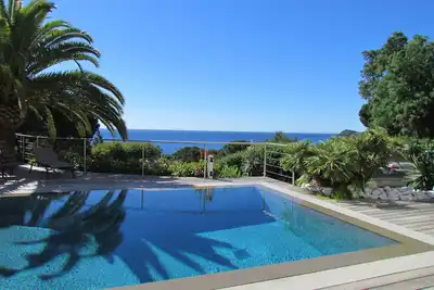 Image de Belle villa avec grande piscine et une magnifique vue mer.