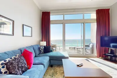 Image de Superbe escapade en front de mer avec piscine commune et balcon privé