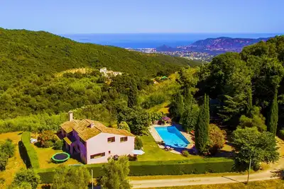 Image de Villa est particulièrement bien situé avec piscine et vue imprenable sur mer près de Cannes