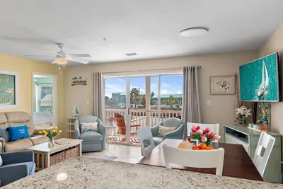 Image de Profitez de la vue sur la Piscine Depuis Cette Unité de Trois Chambres à Coucher du Deuxième Étage. Wifi Gratuit et Croisière en Famille Avec les Dauphins!