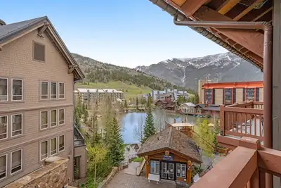 Image de Condo Centre Village avec balcon et bain à remous / salle de gym / sauna partagés - à pied des ascenseurs!