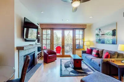 Image de Magnifique condo avec accès aux piscines partagées, bains à remous et plus - à proximité du ski!