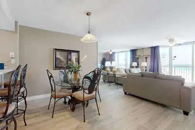 Image de Front de mer avec une piscine chauffée et un spa!